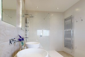 Shower, hair dryer, towels - Waters Edge - Three Bedroom Cottage, Sleeps 6 (Deganwy)