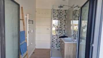 Douche, serviettes fournies, papier toilette