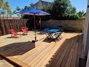 Outdoor dining - Stone house, Ile de Noirmoutier, fully restored, 200m from the sea (La Guérinière)
