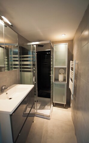 Shower, towels