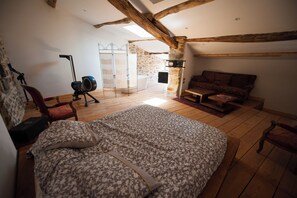 5 chambres, bureau, fer et planche à repasser, lit parapluie