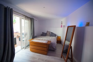 5 bedrooms, desk, iron/ironing board, travel cot - Large winegrower's shady house with private pool between wineyards and beaches (Gabian)