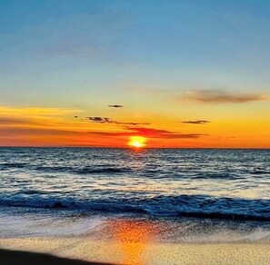 En la playa, camastros y toallas de playa 