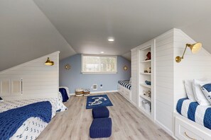 4 bedrooms, iron/ironing board, internet, bed sheets - Large waterfront beach house with hot tub, game room, & private beach access (Seabeck)