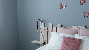 4 bedrooms, desk, iron/ironing board, travel crib