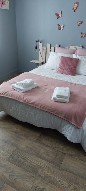 4 soverom, skrivebord, strykejern/-brett og reiseseng for barn