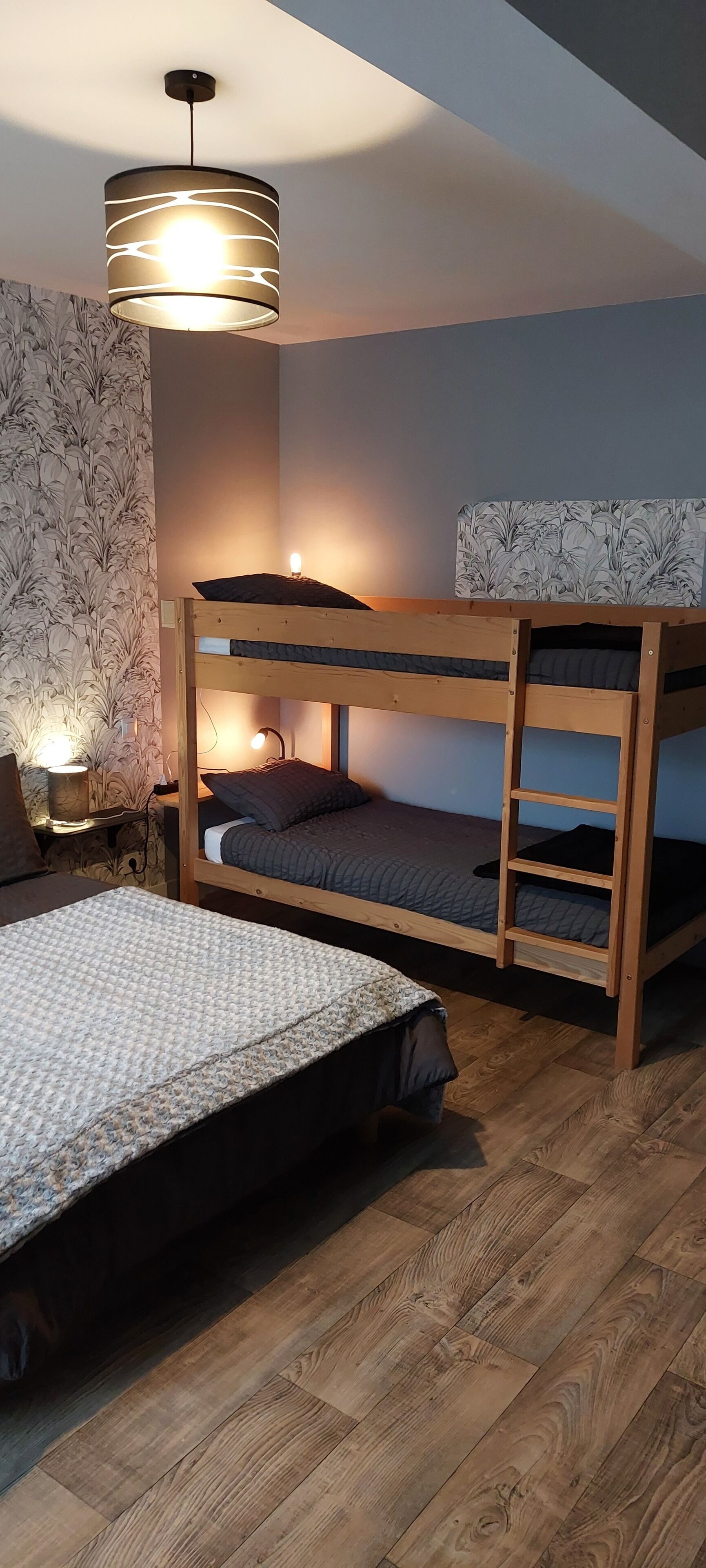 4 sovrum, skrivbord, strykjärn/strykbräda och resesäng