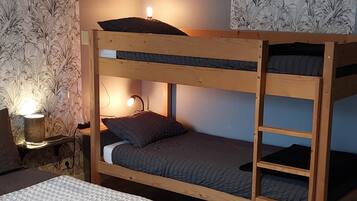 4 sovrum, skrivbord, strykjÀrn/strykbrÀda och resesÀng