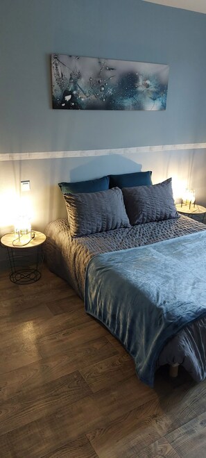 4 bedrooms, desk, iron/ironing board, travel cot