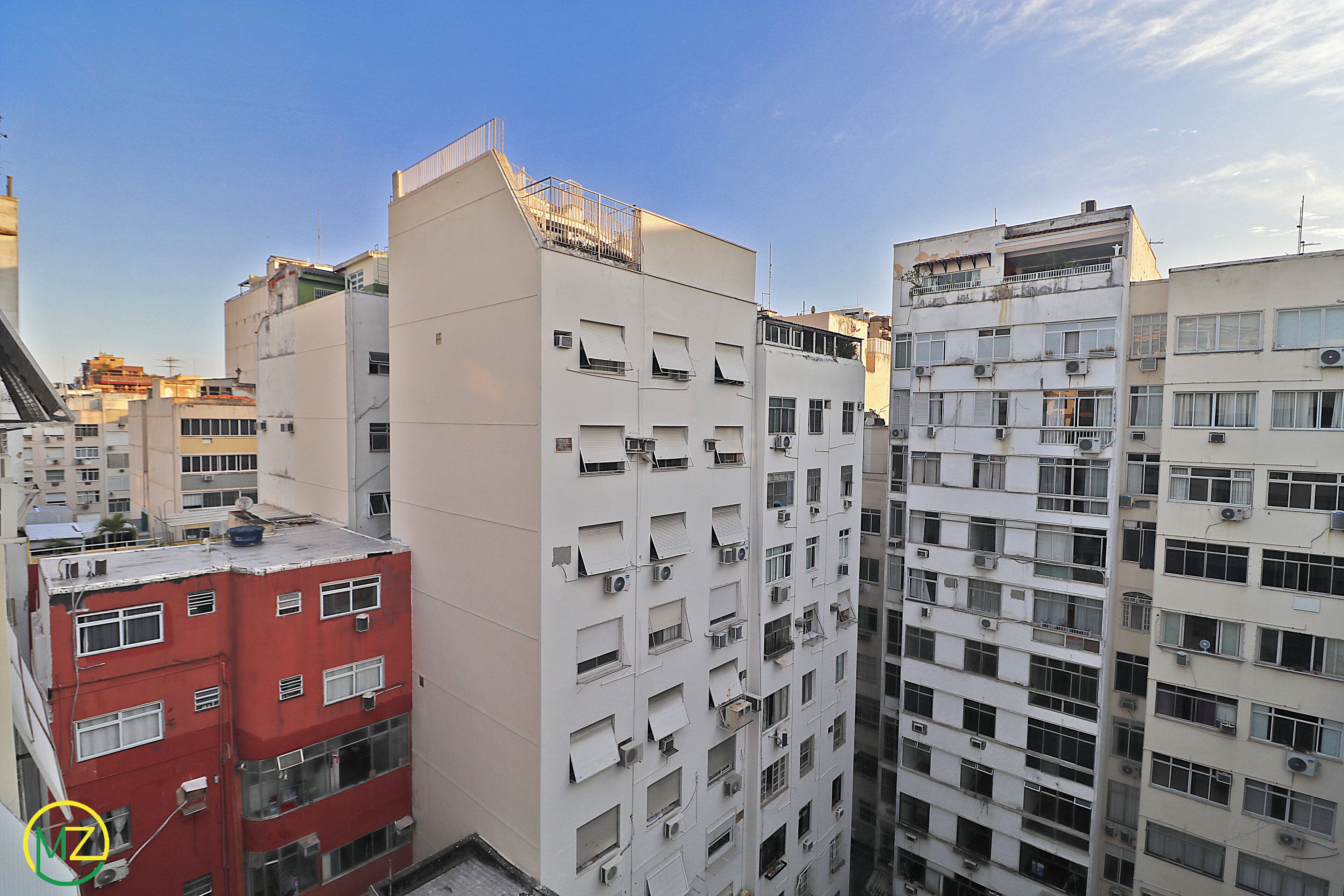 Un edificio residenziale a più piani con numerose finestre e balconi.