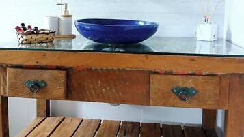 Deluxe kamer, uitzicht op zee | Badkamer | Handdoeken