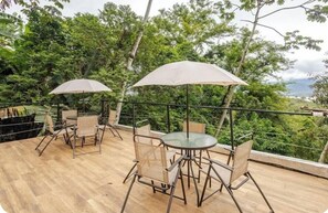 Piscine extérieure, parasols de plage, chaises longues