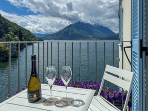 Superior-Doppel- oder -Zweibettzimmer, Balkon, eingeschränkter Seeblick | Terrasse/Patio