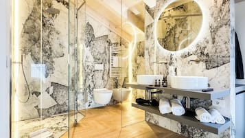Habitación doble superior, vista al lago | Baño | Regadera, regadera tipo lluvia, amenidades de baño de diseñador