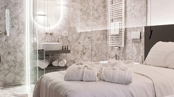 Classic Double or Twin Room, Non Smoking | Bathroom | Shower, rainfall showerhead, designer toiletries, hair dryer