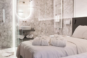 Quarto casal ou duplo clássico, para não fumantes | Banheiro | Chuveiro, chuveiro com efeito de chuva, produtos de toalete de grife 