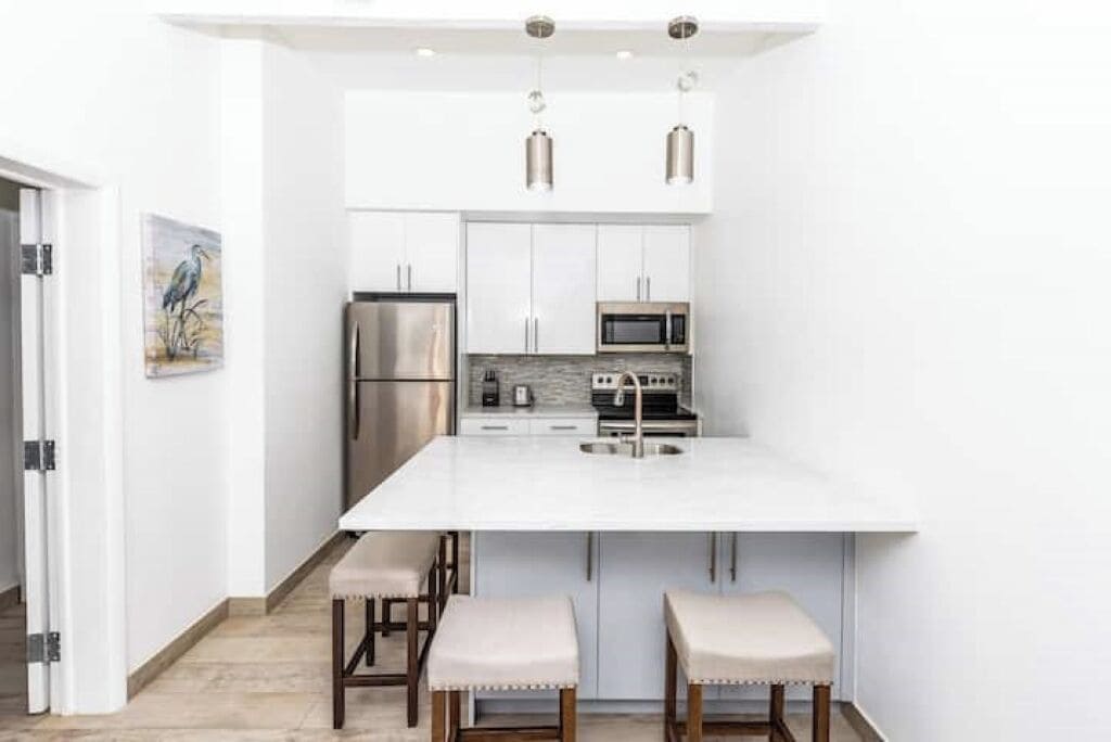 Réfrigérateur, micro-ondes, four, cafetière/bouilloire