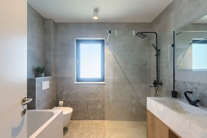 Douche, séchoir à cheveux, bidet, serviettes fournies