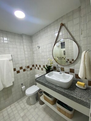 Een douche, een haardroger, handdoeken, zeep
