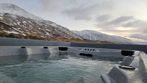 A hot tub with a view of snow-covered mountains. - Long Valley Lodge  (Blönduós)