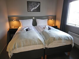 Escritorio, espacio para trabajar con laptop y wifi gratis 