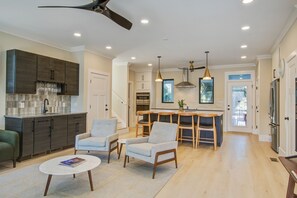 TV, DVD player - Modern house near oceanfront, EV charger & large screened-in porch (Edisto Beach)