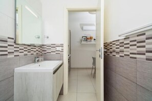 Doccia, asciugacapelli, asciugamani, sapone