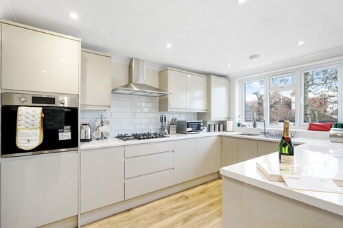 Luxury 4 Bed house in Wembley - Garden
