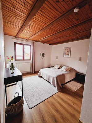 3 bedrooms, iron/ironing board, WiFi, bed sheets
