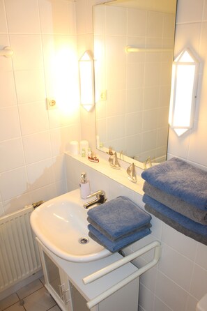 Shower, hair dryer, towels, soap - Apartment Martje, directly on the dike, TOP location, California / Schönberger Strand (Schönberg)