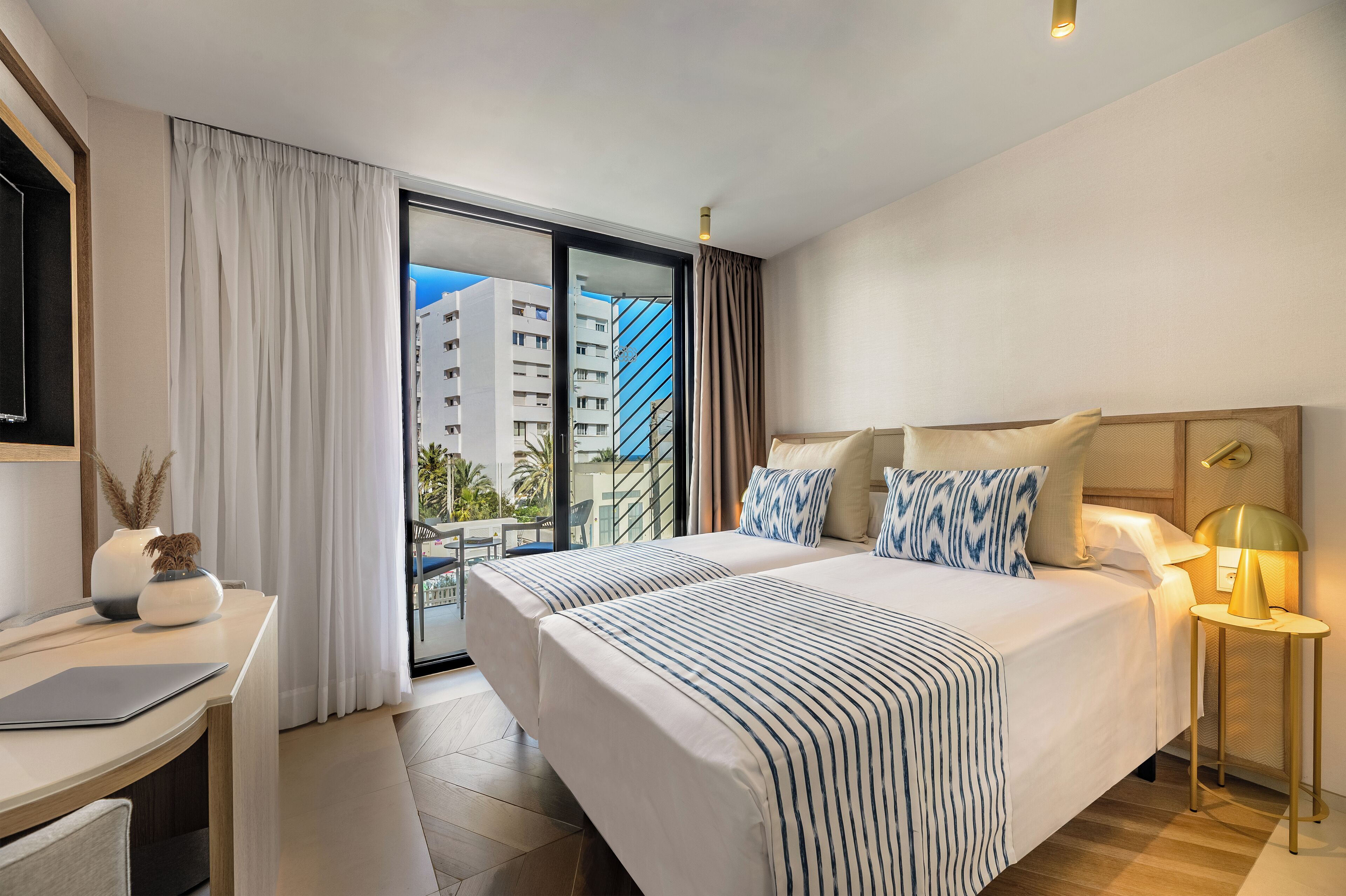 Coffres-forts dans les chambres, bureau, fer et planche à repasser