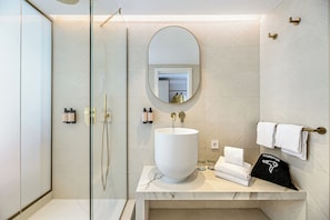 Quarto duplo, vista para a piscina | Banheiro | Chuveiro, secador de cabelo, toalhas de banho, sabonete