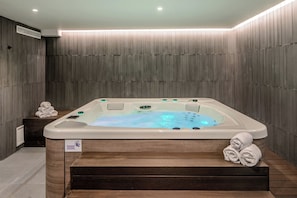 Indoor spa tub