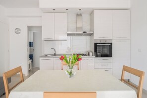 Microwave, oven - DolceVitaSuites - Modern 3 Bdr Villa in S. Lorenzo (Reitani)