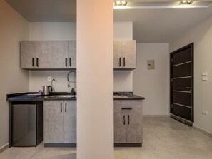 Micro-ondes, plaque de cuisson, grille-pain