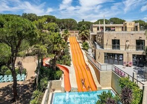 Outdoor pool - 3-BEDROOM MOBILE HOME (LE MUY)
