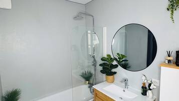 Een haardroger, zeep, toiletpapier