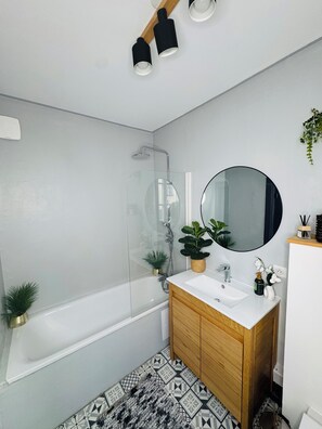 Een haardroger, zeep, toiletpapier