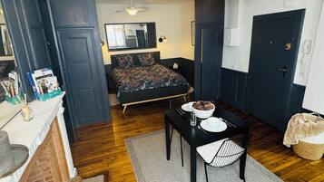 1 slaapkamer, een strijkplank/strijkijzer, beddengoed