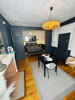 1 chambre, fer et planche à repasser, draps fournis