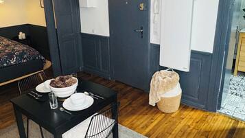 1 slaapkamer, een strijkplank/strijkijzer, beddengoed