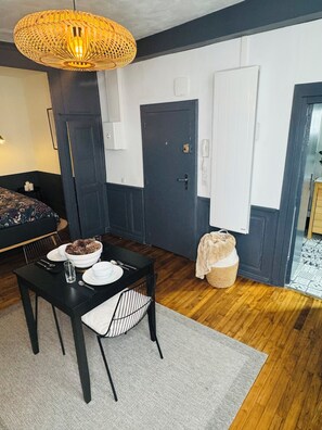 1 slaapkamer, een strijkplank/strijkijzer, beddengoed