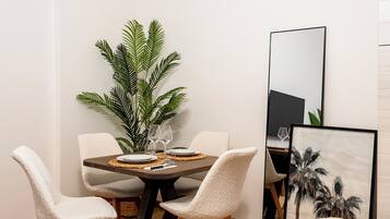 Apartment, 2 Bedrooms, Patio | Dining room