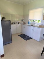 Frigorífico, microondas, horno y placa de cocina