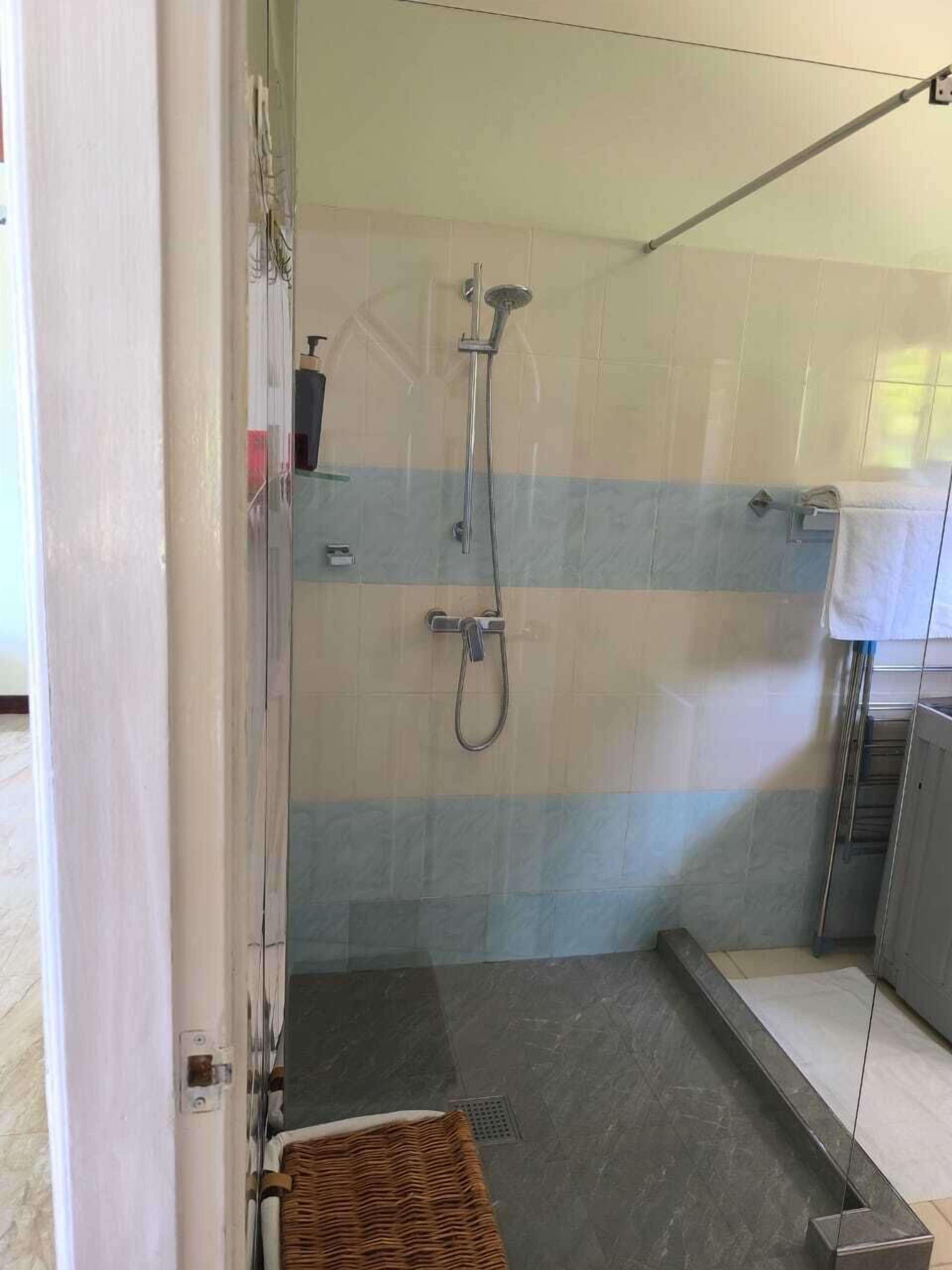 Douche, sèche-cheveux, serviettes fournies, savon