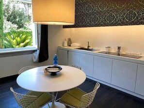 Vila | Cozinha privada | Geladeira, micro-ondas, fogão, cooktop