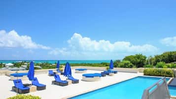 Una piscina al aire libre, una piscina climatizada