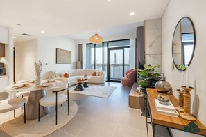 Smart TV, fireplace, stereo