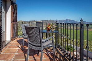 Outdoor dining - Boutique B&B Casa La Calera 15+/ Caminito del Rey-15 min/Ronda-25 min/Town-5 min (Teba)