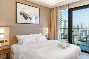 1 chambre, bureau, fer et planche à repasser, lit parapluie